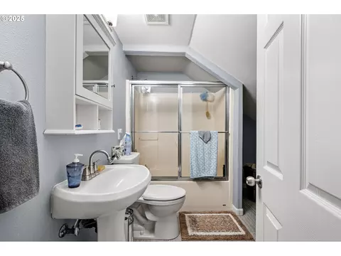 Bath - 355 River Loop 2, Eugene, OR 97404 photo 4 of 5
