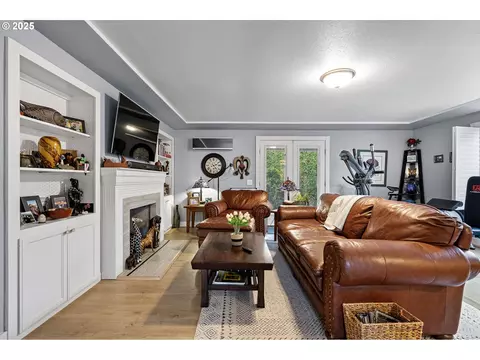 Living - 355 River Loop 2, Eugene, OR 97404 photo 2 of 3
