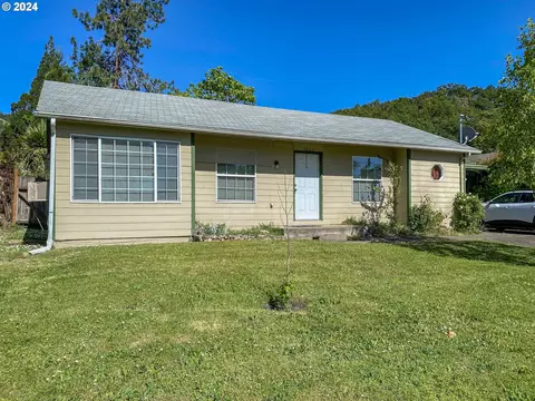 1655 NE Todd St, Roseburg, OR 97470