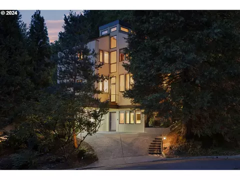 816 SW Terwilliger Pl, Portland, OR 97239