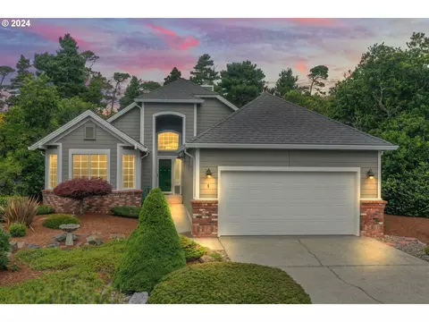 4 Mariners Ln, Florence, OR 97439