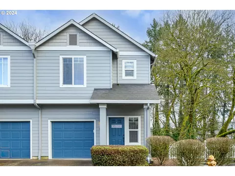 810 E 9th St #C12, Newberg, OR 97132