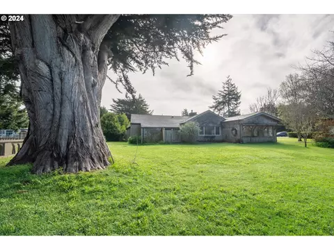 420 Klamath Ave, Bandon, OR 97411