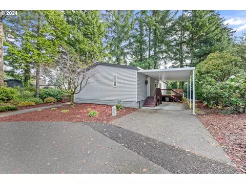 555 Shorepines Ct, Coos Bay, OR 97420