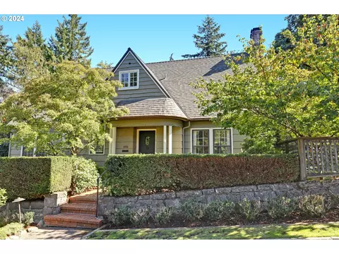 2726 SW English Ln, Portland, OR 97201