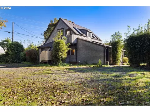 858 E Harbor Dr, Warrenton, OR 97146