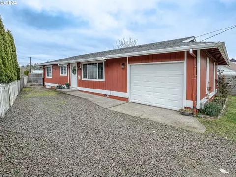 808 4th St, Tillamook, OR 97141