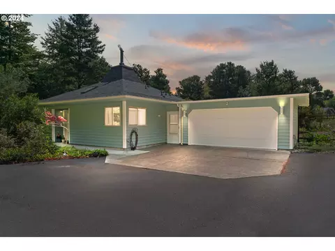 88049 Woodlands Dr, Florence, OR 97439