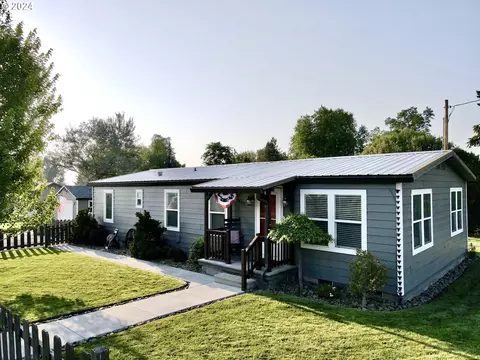 808 Elm St, Cove, OR 97824