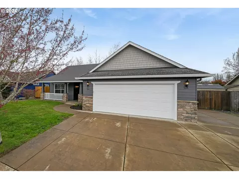 814 Arrow Leaf Pl, Harrisburg, OR 97446