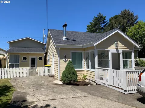 527 Maple St, Florence, OR 97439 photo 1
