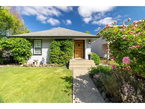 230 E Jersey St, Gladstone, OR 97027