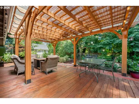 Exterior - 3425 Stark St, Eugene, OR 97404 photo 6 of 15