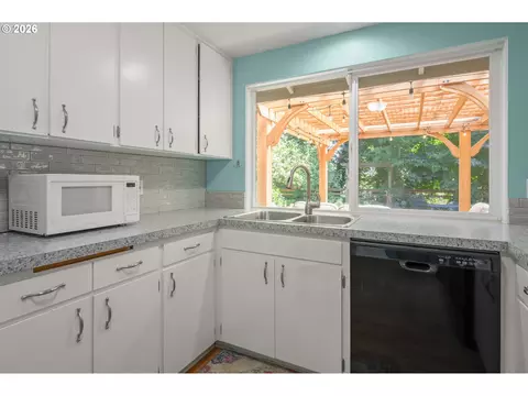 Kitchen - 3425 Stark St, Eugene, OR 97404 photo 4 of 5