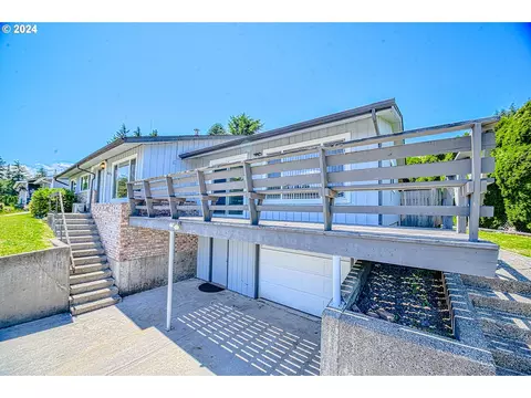 695 Chestnut St, Clatskanie, OR 97016