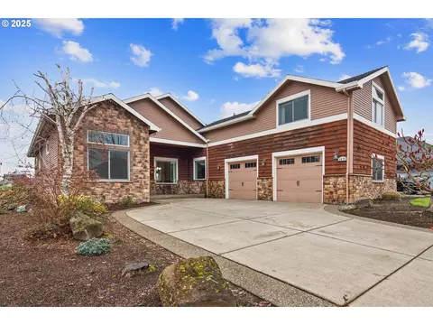 1875 Meridian Dr, Woodburn, OR 97071
