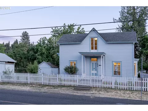 410 E St, Jacksonville, OR 97530