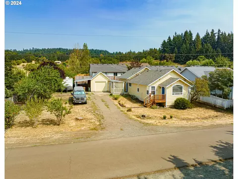 1118 Oak St, Brownsville, OR 97327