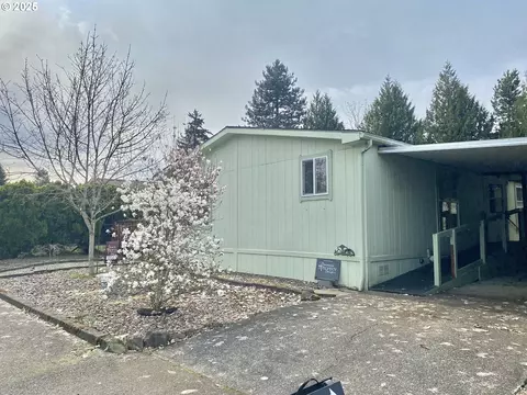 18205 S Silverwood Dr, Oregon City, OR 97045