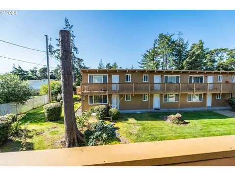 1260 10th St #18, Florence, OR 97439