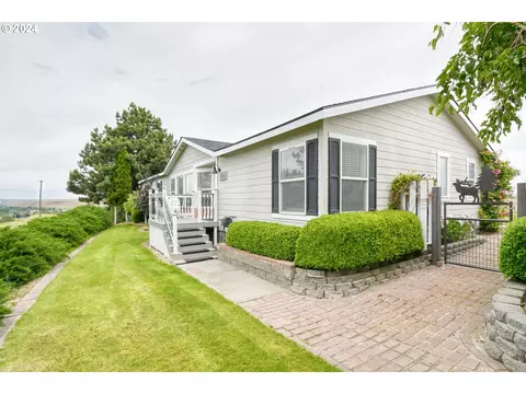 70901 SW Douglas Dr, Pendleton, OR 97801