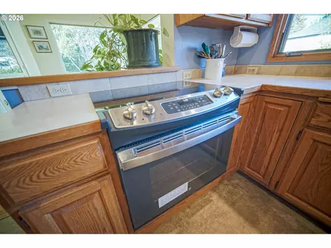 Kitchen - 1052 W 10th Ave, Eugene, OR 97402 photo 8 of 10