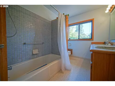Bath - 1052 W 10th Ave, Eugene, OR 97402 photo 1 of 7