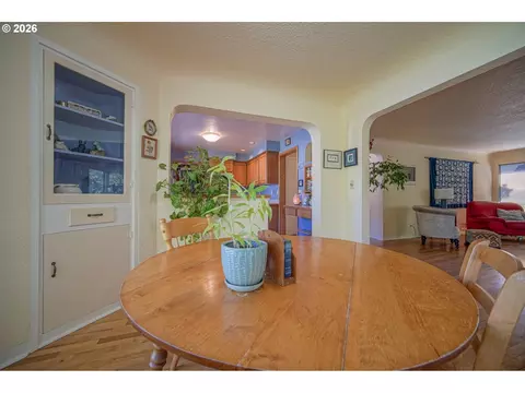 Dining - 1052 W 10th Ave, Eugene, OR 97402 photo 3 of 4