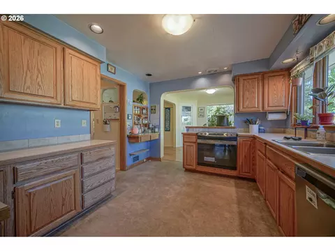Kitchen - 1052 W 10th Ave, Eugene, OR 97402 photo 4 of 10