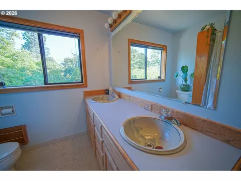 Bath - 1052 W 10th Ave, Eugene, OR 97402 photo 6 of 7