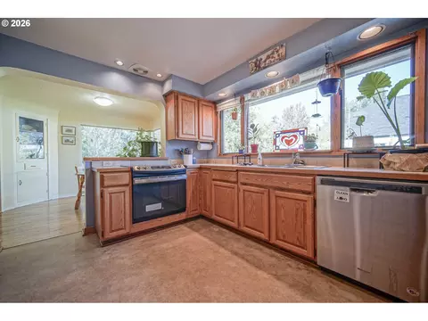 Kitchen - 1052 W 10th Ave, Eugene, OR 97402 photo 3 of 10