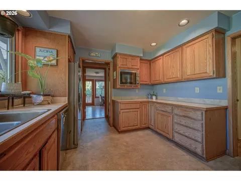 Kitchen - 1052 W 10th Ave, Eugene, OR 97402 photo 5 of 10