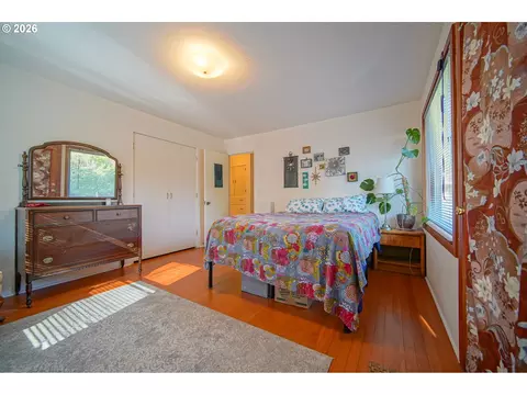 Bedroom - 1052 W 10th Ave, Eugene, OR 97402 photo 3 of 6
