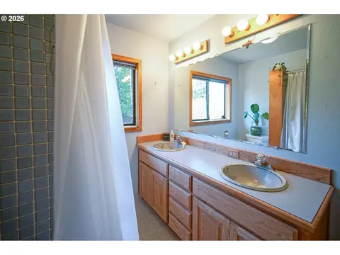 Bath - 1052 W 10th Ave, Eugene, OR 97402 photo 3 of 7
