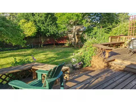 Exterior - 1052 W 10th Ave, Eugene, OR 97402 photo 9 of 9