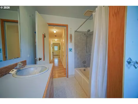 Bath - 1052 W 10th Ave, Eugene, OR 97402 photo 2 of 7