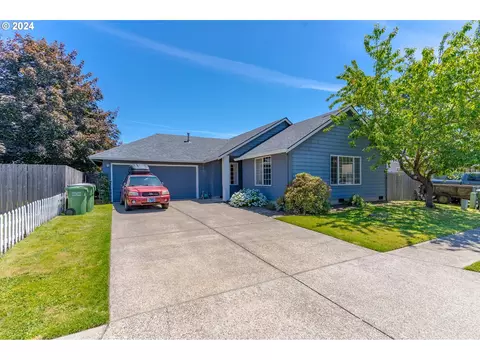 206 S Meredith Dr, Newberg, OR 97132