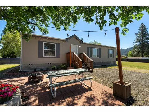 81 SEdwards Ave, Winston, OR 97496