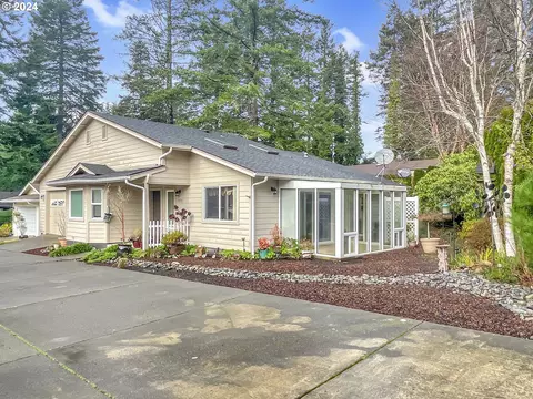 1370 Glenwood Dr, Brookings, OR 97415