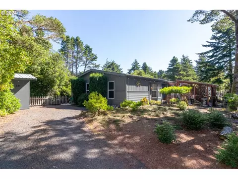 1600 Rhododendron Dr #82, Florence, OR 97439