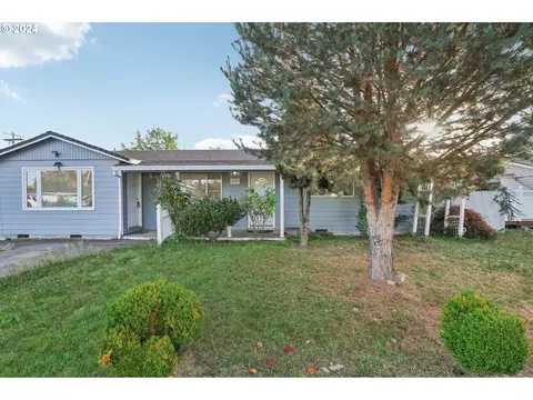 834 SE 170th Dr, Portland, OR 97233