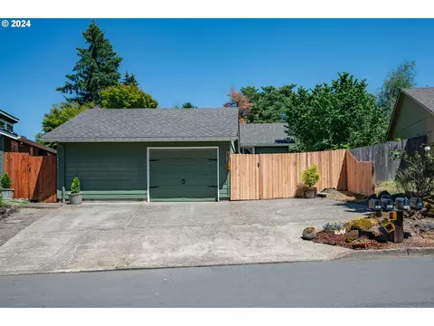 1037 Birchwood Dr, Oregon City, OR 97045