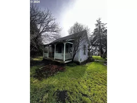 2403 8th St, Tillamook, OR 97141