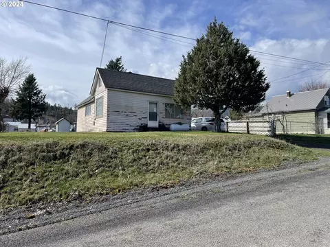 308 W 4th St, Wallowa, OR 97885