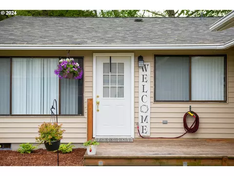 32 SW 36 Sw 10th Pl, Warrenton, OR 97146
