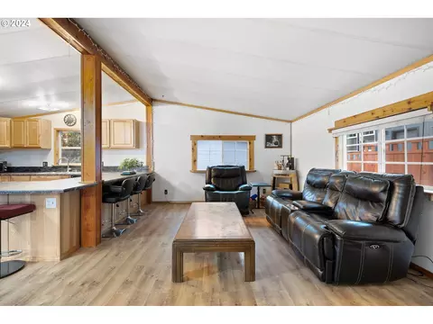 502 S 6th St, Springfield, OR 97477 photo 9
