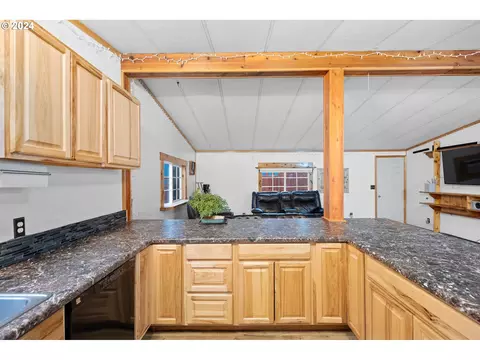 502 S 6th St, Springfield, OR 97477 photo 7