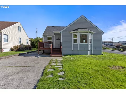 1992 Hawthorne Ave, Reedsport, OR 97467