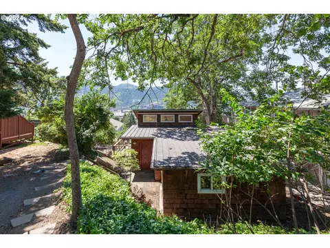 433 N Oak St, Bingen, WA 98605