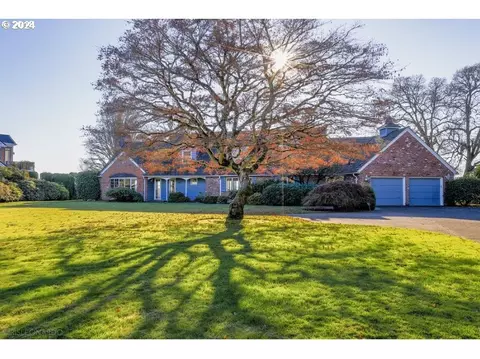 702 Rhododendron Dr, Vancouver, WA 98661